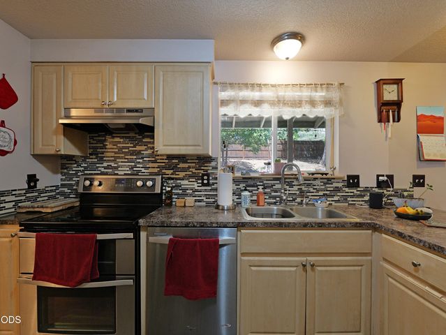 10 Quail Run Drive, Shady Cove, OR 97539