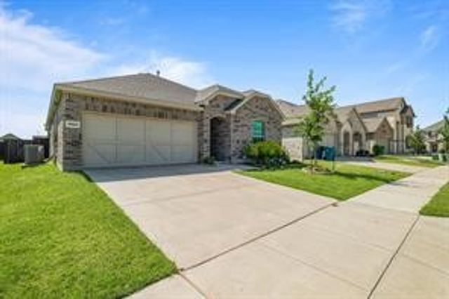 4529 Hemingway Avenue, Aubrey, TX 76227