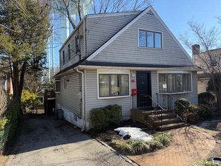 11 Arbor Street, Great Neck, NY 11021