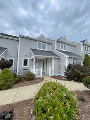 561 White Cliff Dr Winter, Plymouth, MA 02360