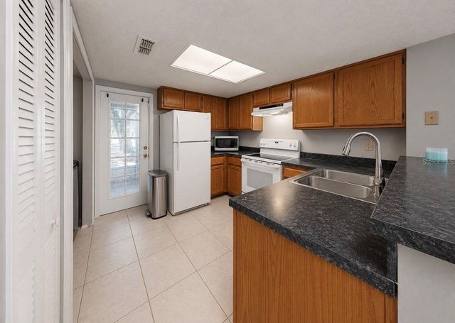 2316 FLETCHERS POINT CIRCLE, Tampa, FL 33613