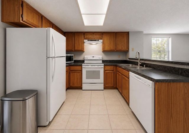 2316 FLETCHERS POINT CIRCLE, Tampa, FL 33613