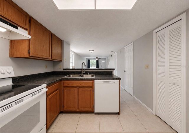 2316 FLETCHERS POINT CIRCLE, Tampa, FL 33613