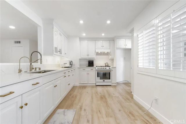 10065 Foothill, Lakeview Terrace, CA 91342