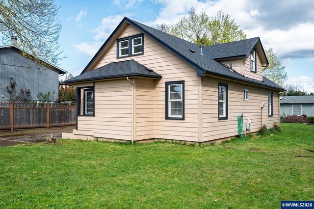 1520 N Maple St, Canby, OR 97013