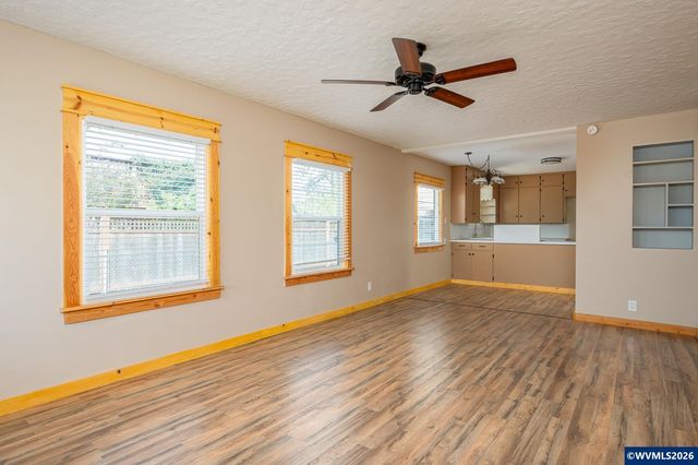 1520 N Maple St, Canby, OR 97013