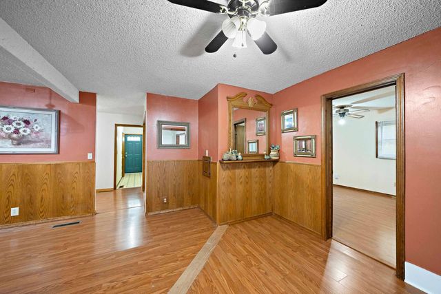 119 SW 6th St, Newton, KS 67114