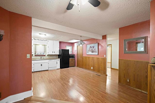 119 SW 6th St, Newton, KS 67114