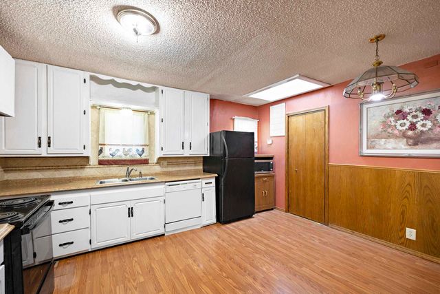 119 SW 6th St, Newton, KS 67114