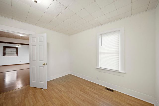 119 SW 6th St, Newton, KS 67114