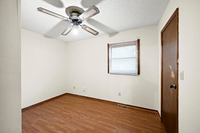 119 SW 6th St, Newton, KS 67114