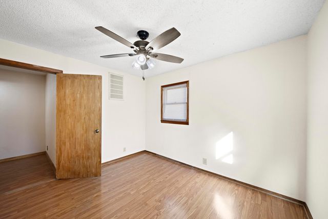 119 SW 6th St, Newton, KS 67114