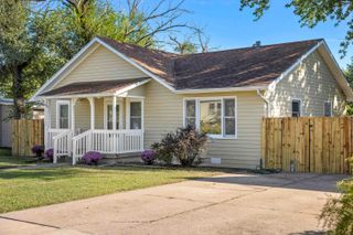 119 SW 6th St, Newton, KS 67114