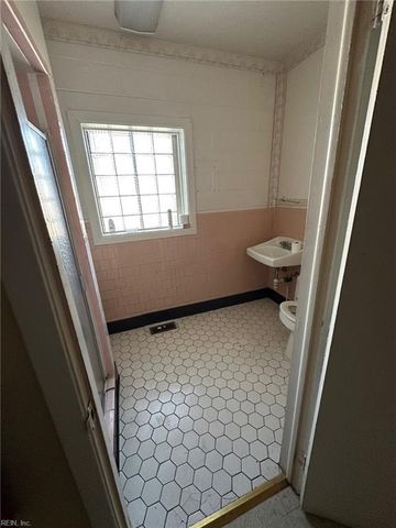 2702 Orcutt AVE, Newport News, VA 23607