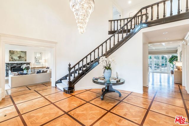 807 N Crescent Drive, Beverly Hills, CA 90210