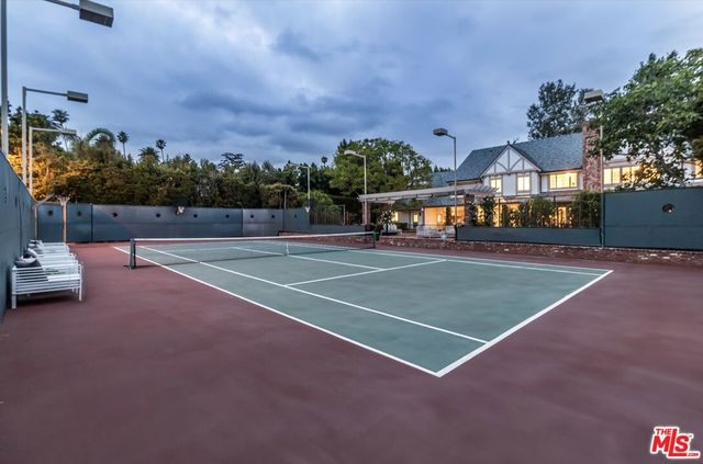 807 N Crescent Drive, Beverly Hills, CA 90210