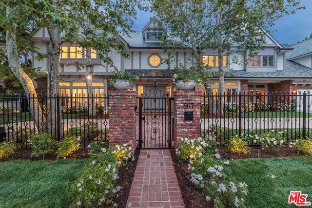 807 N Crescent Drive, Beverly Hills, CA 90210