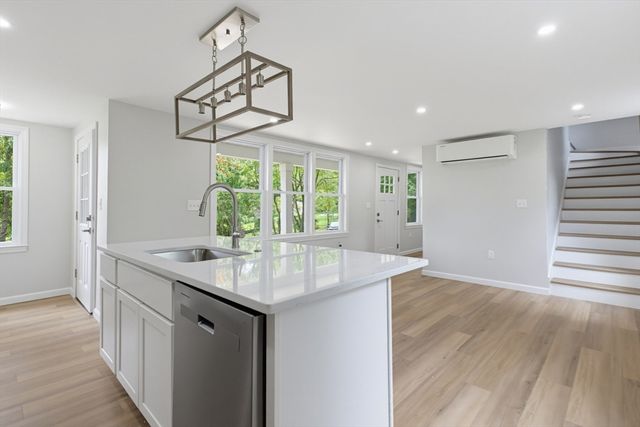 5 Friedel St, Auburn, MA 01501
