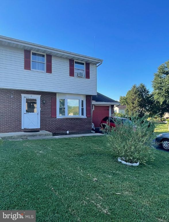 11 CLARENDON DR, Lancaster, PA 17603