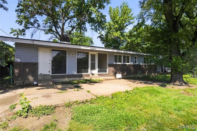 420 Waterford Drive, Florissant, MO 63033