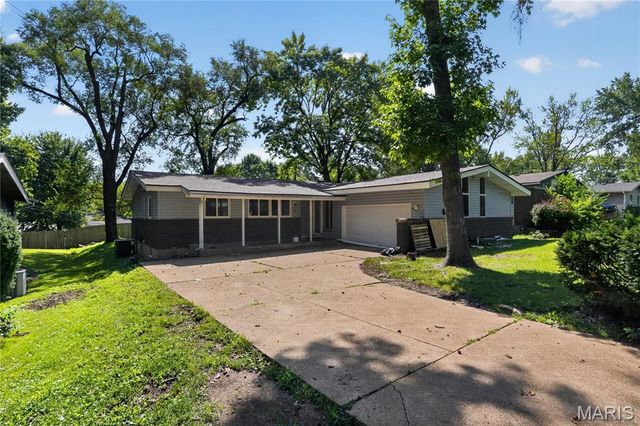 420 Waterford Drive, Florissant, MO 63033