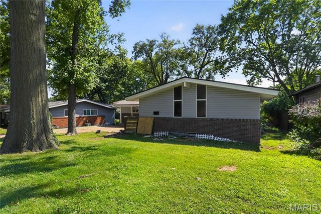 420 Waterford Drive, Florissant, MO 63033
