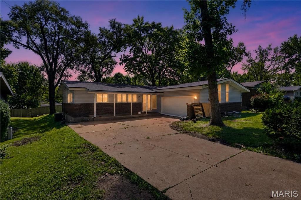 420 Waterford Drive, Florissant, MO 63033