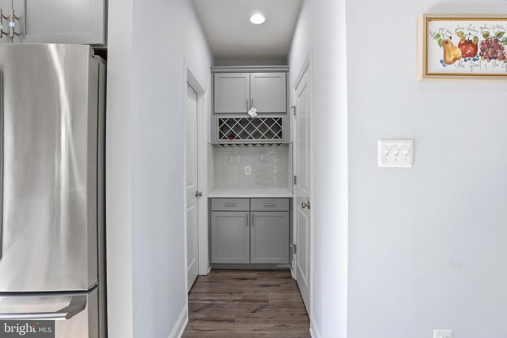 Image 15 of property listing at 623 CLEAR BLUE LN, Pasadena, MD 21122