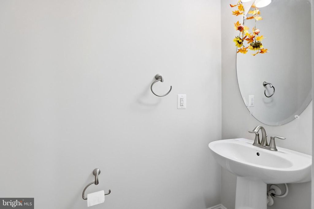 Image 16 of property listing at 623 CLEAR BLUE LN, Pasadena, MD 21122