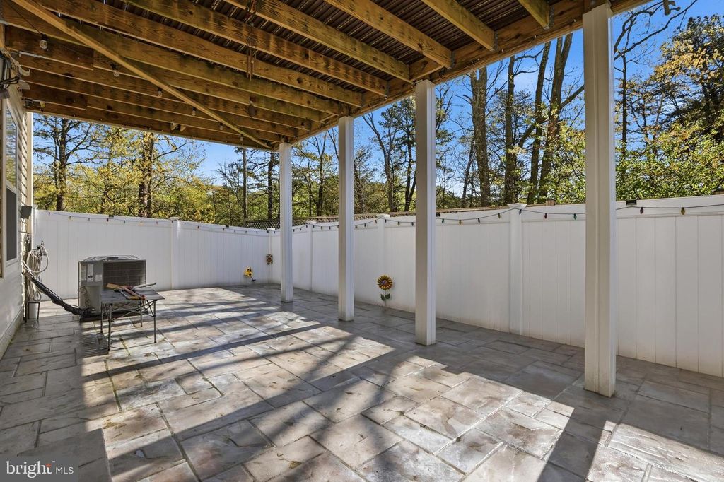 Image 38 of property listing at 623 CLEAR BLUE LN, Pasadena, MD 21122