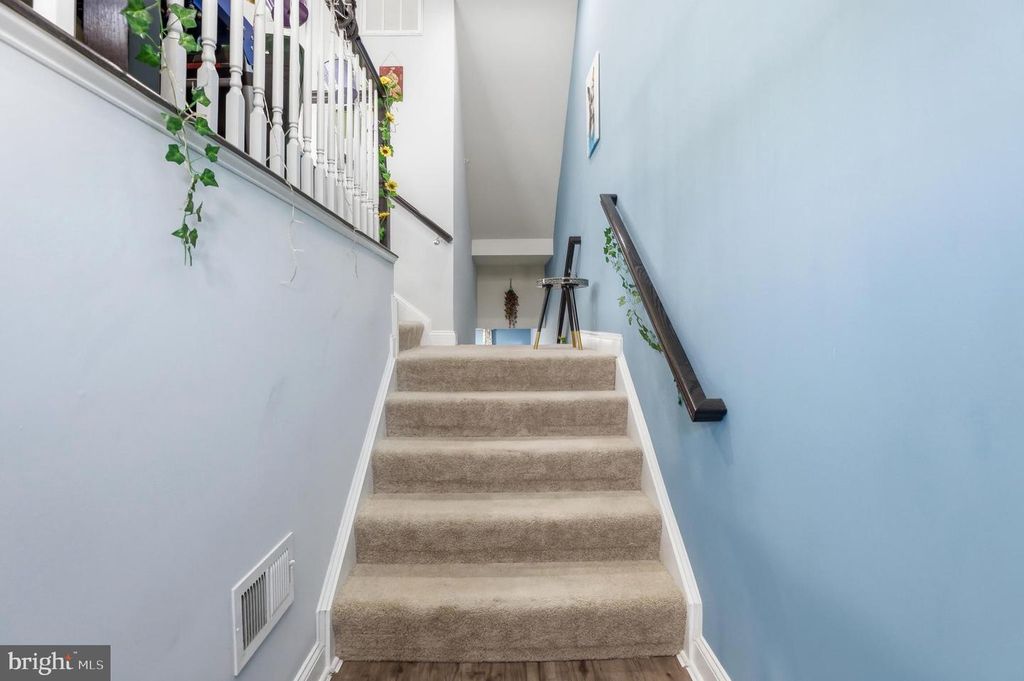 Image 4 of property listing at 623 CLEAR BLUE LN, Pasadena, MD 21122