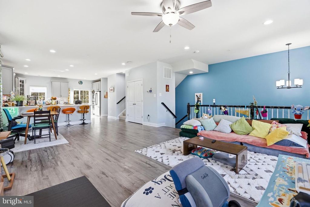Image 6 of property listing at 623 CLEAR BLUE LN, Pasadena, MD 21122