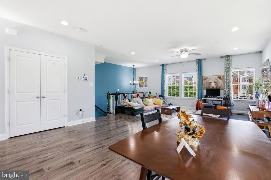 Image 9 of property listing at 623 CLEAR BLUE LN, Pasadena, MD 21122