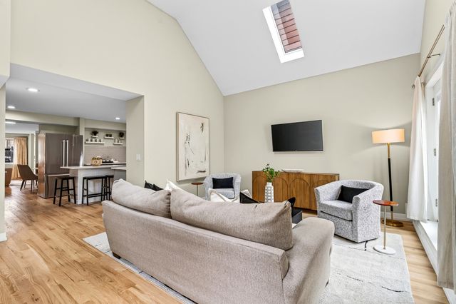 2534 W Haddon Avenue, Chicago, IL 60622