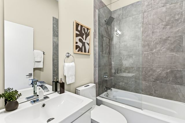 2534 W Haddon Avenue, Chicago, IL 60622