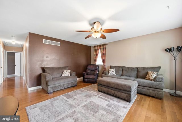 905 AMOSLAND RD, Morton, PA 19070
