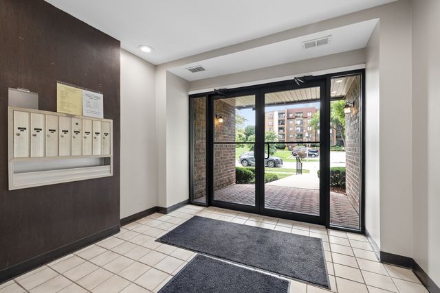 456 Raintree Court 2C, Glen Ellyn, IL 60137