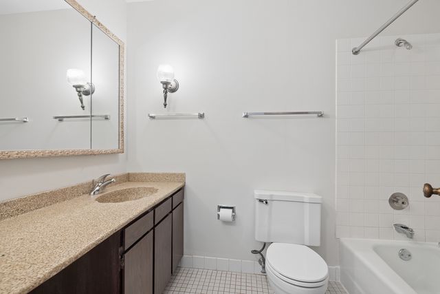 456 Raintree Court 2C, Glen Ellyn, IL 60137