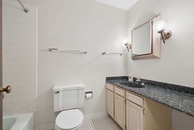 456 Raintree Court 2C, Glen Ellyn, IL 60137