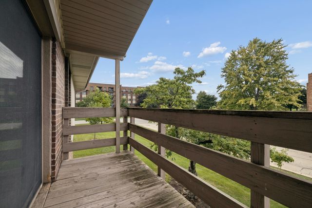 456 Raintree Court 2C, Glen Ellyn, IL 60137