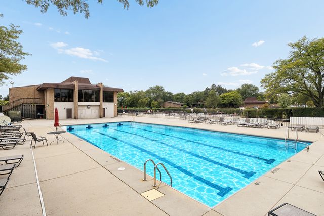 456 Raintree Court 2C, Glen Ellyn, IL 60137