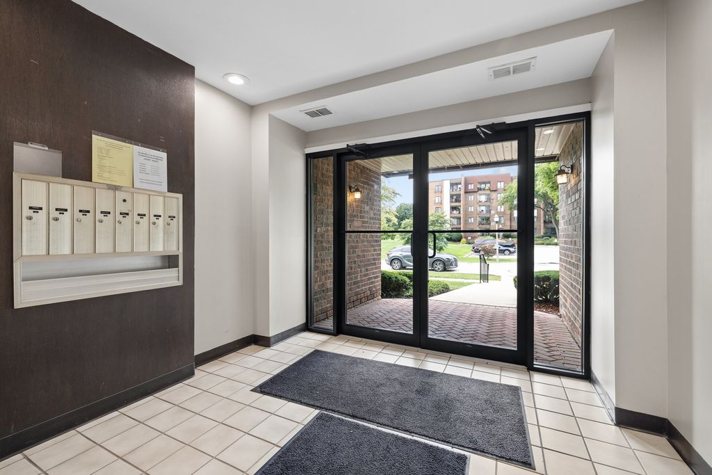 456 Raintree Court 2C, Glen Ellyn, IL 60137 — photo 2