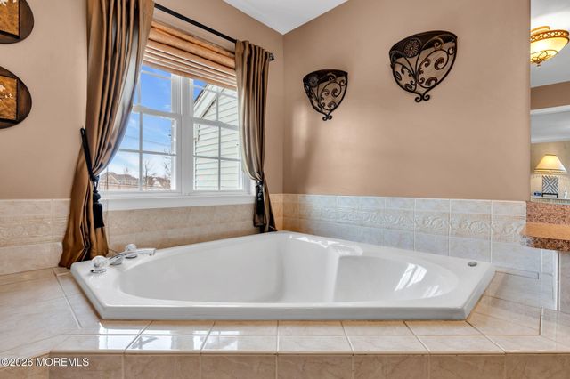 4 Rutgers Way, Freehold, NJ 07728