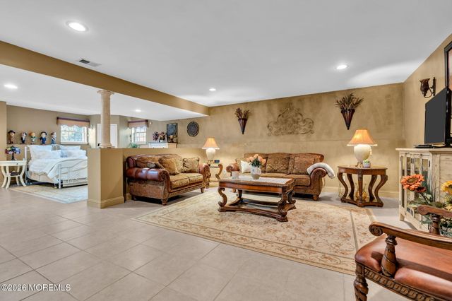 4 Rutgers Way, Freehold, NJ 07728