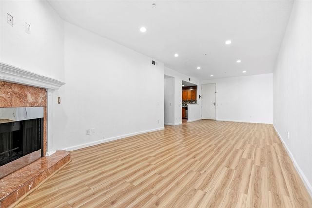 16940 Chatsworth 208, Granada Hills, CA 91344