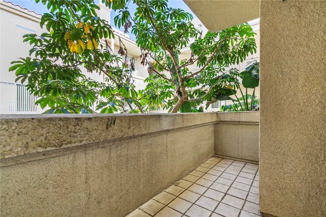 16940 Chatsworth 208, Granada Hills, CA 91344