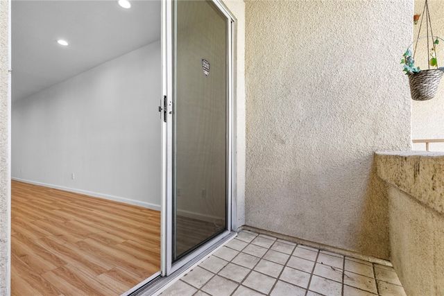 16940 Chatsworth 208, Granada Hills, CA 91344