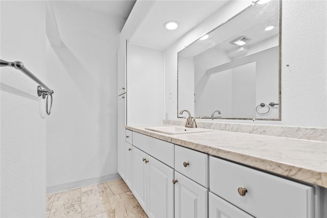 16940 Chatsworth 208, Granada Hills, CA 91344