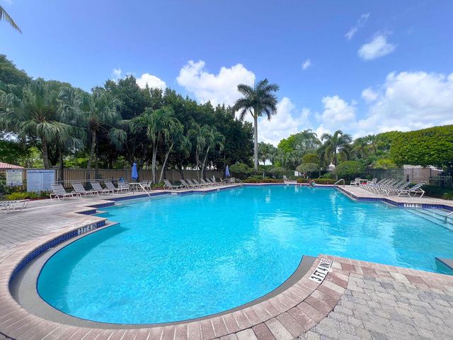 137 Canterbury Place, Royal Palm Beach, FL 33414