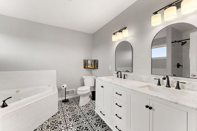 11470 Halstead Trail, Woodbury, MN 55129